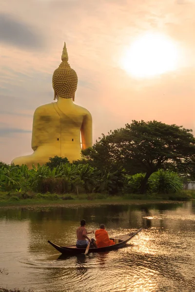 Ang Thong Tayland Nisan 2018 Bir Adam Büyük Altın Buda — Stok fotoğraf