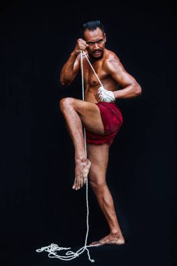 Yakışıklı kaslı adam antik Asya geleneksel dövüş sanatları, Tay boks veya Muay Tay görüntüler