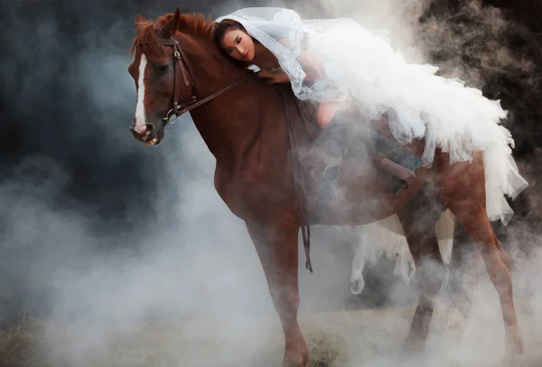 Bela Noiva Beleza Moda Branco Casamento Nupcial Traje Equitação Cavalo Imagem De Stock