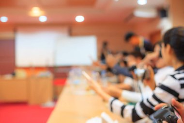 bulanık konferans, Toplantı odası, ders sınıf uzun tablolar ve seyirci arka plan basın medya