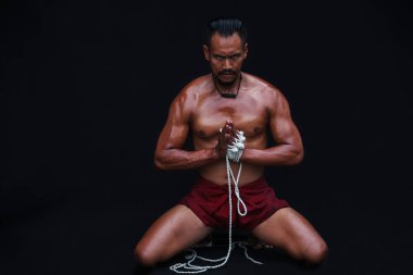 Yakışıklı kaslı adam antik Asya geleneksel dövüş sanatları, Tay boks veya Muay Tay görüntüler