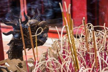 Hanoi, Vietnam - 21 Ekim 2017: dragon Joss sopa Tütsü pot içinde tapınak edebiyat (Van Mieu) Hanoi, Vietnam için detaylı dekoratif desen