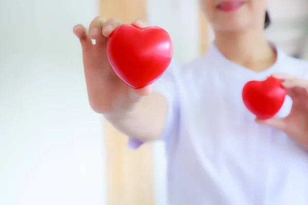 Coração Vermelho Segurado Pela Mão Enfermeira Sorridente Representando Esforço Alta — Fotografia de Stock