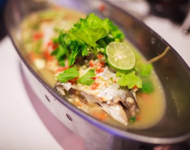 Buharda pişmiş balığı (Pasifik Okyanusu levrek, deniz levreği, Ruby on Rails levrek) hotpot baharatlı limon soslu Asya Tay tarzı. Sağlıklı pişirme ve yemek.