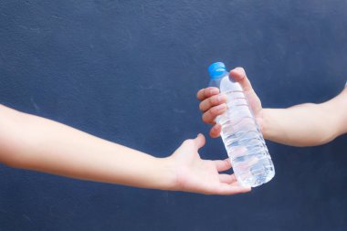 adam el temiz plastik şişe dolu kadına izole arka plan üzerinde taze içme suyu