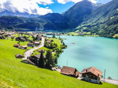 Renkli Thunersee (Lake Thun) görünümünde bir güzel yaz günü, Thun, İsviçre, Europe.
