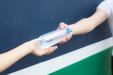 adam el temiz plastik şişe dolu kadına izole arka plan üzerinde taze içme suyu