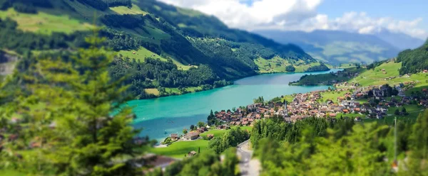 Güzel yaz günü minyatür tarzı Lungern Köyü ve göl Lungern, Obwalden Canton, İsviçre, Europe Tren penceresinden görüntülemek.