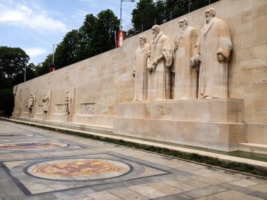 Geneva, İsviçre - 28 Haziran 2012: Parc Des burçları, reformasyon duvarı inşa edilmiş eski şehir duvarlarının. William Farel, John Calvin, Theodore de Beze ve John Knox Kalvinist anıt heykelleri vardır