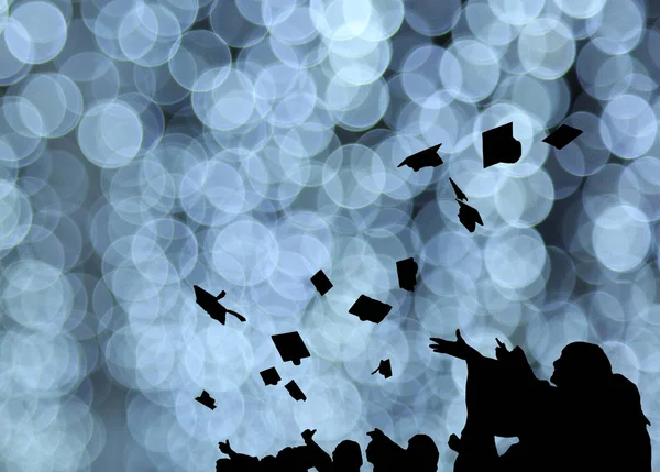 Силуэт Аспирантов Бросает Миномётные Доски Церемонии Вручения Дипломов Поздравление Успехом — стоковое фото