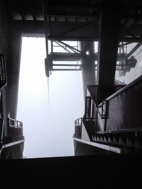 Teleferik istasyonuna sisli bir günde. Kötü hava kavramı dağlarında tepesine ulaşım