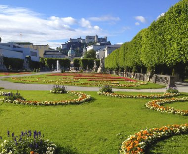 Güzel yaz gün görünümü Mirabell Bahçeleri Festung Hohensalzburg Kalesi arka plan, Salzburg, Salzburger arazi, Avusturya, Avrupa ile