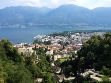 Locarno şehir üst görünümü, Lago Maggiore ve dağlar manzara bir yaz gününde Ticino, İsviçre