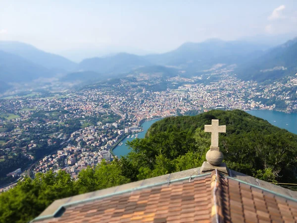 イタリアとスイスの国境 ティチーノ州 スイス ヨーロッパに向かって山のパノラマ風景とモンテ サルバトーレの上部からの教会の屋上 ルガーノ湖のトップ ビュー 都市クロスします — ストック写真