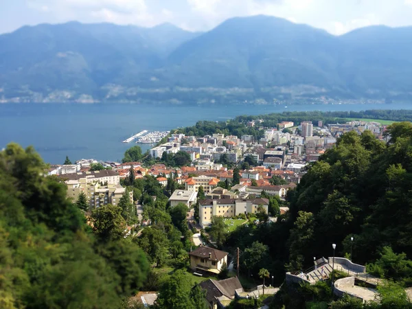 夏の日 スイスのティチーノ州ロカルノ市トップ ビュー マッジョーレ湖と山の風景 — ストック写真