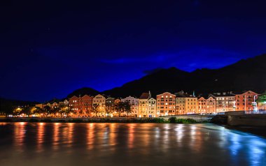 Inn Nehri ve Avrupa Alpleri doğal arka plan, Tyrol, Avusturya, Avrupa gece görünümü büyüleyici Innsbruck mimari evler