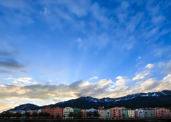 Charmante Innsbrucker Architekturhäuser Inn Fluss Und Europäische Alpen Natürlicher Hintergrund — Stockfoto