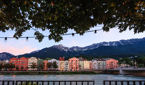 Büyüleyici Innsbruck Mimari Evler Inn Nehri Avrupa Alpleri Doğal Arka — Stok fotoğraf