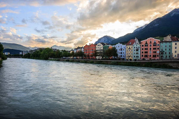 Büyüleyici Innsbruck Mimari Evler Inn Nehri Avrupa Alpleri Doğal Arka — Stok fotoğraf