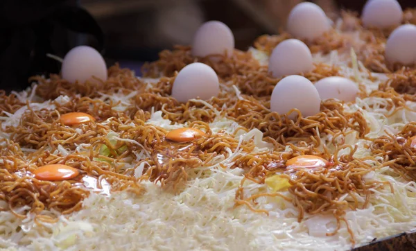 Yakisoba Japonca Kızarmış Domuz Isırık Büyüklüğünde Noodles Sebze Sos Ile — Stok fotoğraf