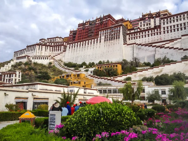 Palazzo Potala Vista Frontale Con Giardino Lhasa Tibet Regione Autonoma — Foto Stock