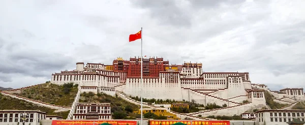 Palácio Potala Lhasa Vista Dia Praça Cidade Com Bandeira Vermelha — Fotografia de Stock