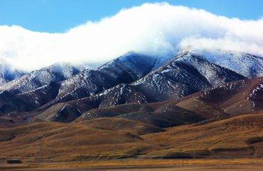 Çarpıcı güzel panoramik karla kaplı dağ aralıkları Yatay: Tibet, China.