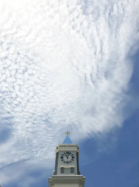 Cross Clock Tower Cirrocumulus Cloud Sky Background — Stock Photo, Image