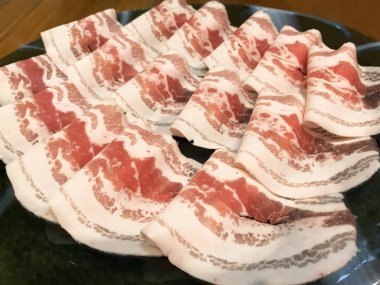 Japon nabemono hotpot çanak ince dilimlenmiş et soslar, olarak da bilinen Shabu-shabu daldırma ile hizmet suda haşlanmış. Gıda tablo lokantada tarafından parça parça pişirilir.