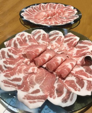 Japon nabemono hotpot çanak ince dilimlenmiş et soslar, olarak da bilinen Shabu-shabu daldırma ile hizmet suda haşlanmış. Gıda tablo lokantada tarafından parça parça pişirilir.