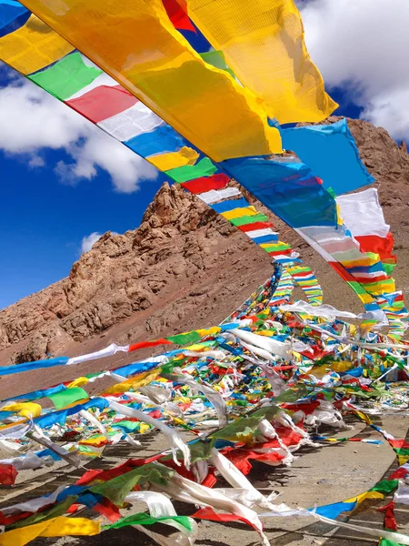 Vacilantes Bandeiras Budistas Oração Chinesa Tibetana Com Caligrafia Sânscrita Escrita — Fotografia de Stock