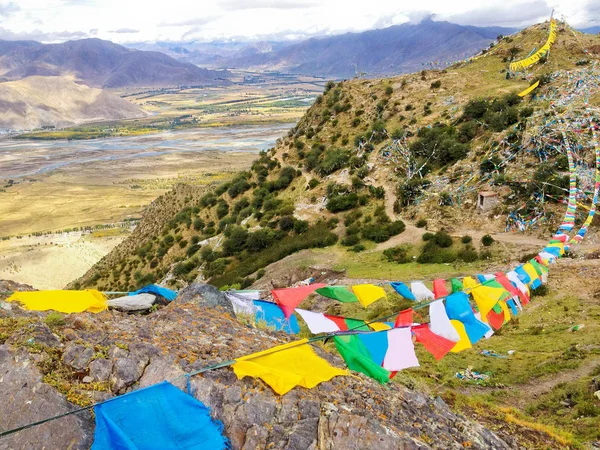 Vacilantes Bandeiras Budistas Oração Chinesa Tibetana Com Caligrafia Sânscrita Escrita — Fotografia de Stock