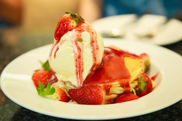 Fresas Rojas Frescas Rematando Helado Vainilla Panqueque Sazonado Con Salsa — Foto de Stock