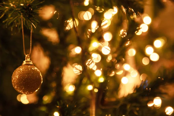 闪闪发光的金色弥散照明背景与装饰圣诞树 节日快乐 节庆设计装饰 — 图库照片