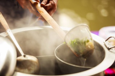 Teknede kürek, taze beyaz pirinç Noodle Noodle süzgeç sepeti Ahşap Saplı ve sıcak alüminyum stok kazan pot yumuşak sıcak günbatımı açık renkli duman ile beyazlatılmış Tay Asya sokak gıda