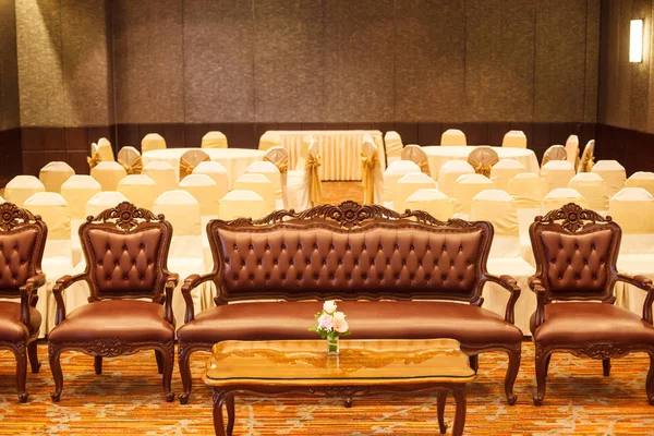 Una Sala Reuniones Lugar Ceremonia Vacíos Sala Seminarios Con Mesas — Foto de Stock