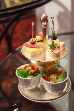 Tablo arka plan üzerinde gümüş tepsi üzerinde kanepeler ürün yelpazesine sahip. Hotel mekan restoran Gıda Catering servisi açık büfe, kokteyl ziyafet düğün törenleri, seminerler, toplantılar, konferanslar, partiler veya olaylar için