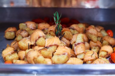 Otel restoran yiyecek ziyafet düğün törenleri, seminerler, toplantılar, konferanslar, partiler veya olaylar için açık büfe servisi catering. Taze pişmiş somon balık ve patates cipsi sıcak reşo tabak
