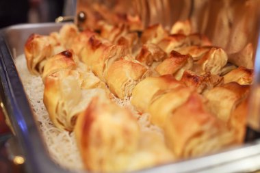 Otel restoran yiyecek ziyafet düğün törenleri, seminerler, toplantılar, konferanslar, partiler veya olaylar için açık büfe servisi catering. Taze pişmiş domuz sosisi puffs pasta sıcak reşo tabak dolması