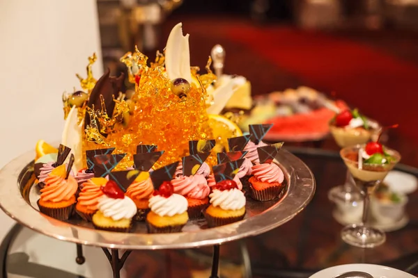 Creme Manteiga Cupcakes Sortimento Bandeja Prata Com Decoração Arte Doces — Fotografia de Stock