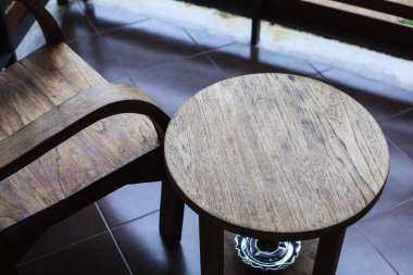 kapalı geleneksel tropikal desen ahşap sandalye ve masa altında kül tablası, balkon ile. İç mobilya dekorasyon tasarım alan resort otel tesis kavram için.