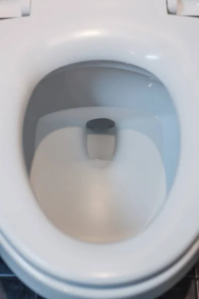Fehér Tiszta Higiénikus Kerámia Vízöblítéses Csészében Fürdőszobában Vagy Fedelét Fedezésére — Stock Fotó