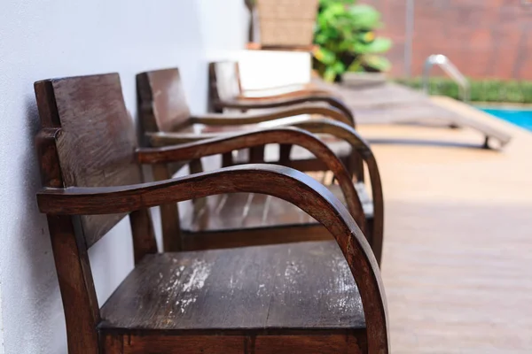 Sillas Madera Tropicales Aire Libre Patrón Tradicional Sobre Fondo Blanco — Foto de Stock