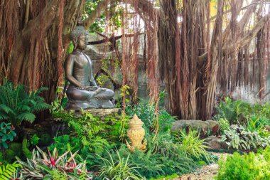 Chiangrai, Tayland - 01 Eylül 2018: Wat Rong Khun (Beyaz Tapınak) Tayland modern çağdaş sıradışı Tay Budist sanat ile inşa edilmiş, en sevdiğim yerlerinden turist ziyaret olan.
