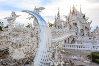 Chiangrai, Tayland - 01 Eylül 2018: Wat Rong Khun (Beyaz Tapınak) Tayland modern çağdaş sıradışı Tay Budist sanat ile inşa edilmiş, en sevdiğim yerlerinden turist ziyaret olan.