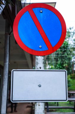 Metal plaka, trafik yasaklayıcı işareti: Otopark yasaklanmıştır, Park. Genellikle kırmızı çapraz çubuk kırmızı bir halka ile mavi bir daire içinde gösterilen işareti, kontrollü buraya park edilmez bir parçasıdır.