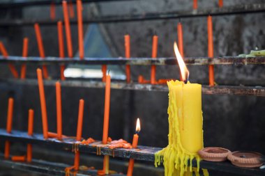 Budist tapınak tapınak içinde dua rafta sarı şamdanlar yaktı. Budizm, Asya geleneksel dini tören, bir dilek, meditasyon, dua, yapma ritüelleri, kavram sunan