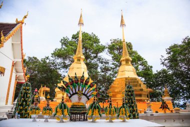 Wat Phra ki Doi Tung Tapınağı ile kamu malı iki altın pagodadan veya Buda'nın kalıntı, Budizm, Mae Sai, Chiang Rai, Tayland bir hazine olarak kabul içeren stupas vardır. Tay turizm seyahat.