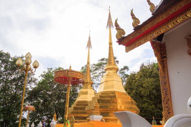 Wat Phra ki Doi Tung Tapınağı ile kamu malı iki altın pagodadan veya Buda'nın kalıntı, Budizm, Mae Sai, Chiang Rai, Tayland bir hazine olarak kabul içeren stupas vardır. Tay turizm seyahat.