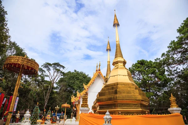 Храм Дой Тунг Общественным Достоянием Имеет Две Золотые Пагоды Ступы — стоковое фото